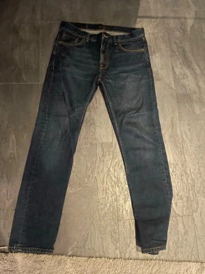 Mörkblå slim fit jeans - Säljer ett par mörkblå slim fit jeans med klassisk femficksdesign och kontrastsömmar. Jeansen har normal midja och raka ben. Perfekta till en avslappnad streetwear-look.