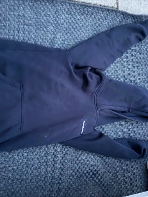 Peak performance  - En peak performance hoddie i färg blå, storlek 170