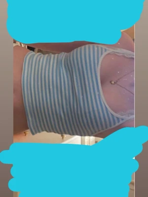 Blåvit randig ribbad linnetopp - Säljer en söt ribbad linnetopp med smala axelband i blått och vitt. Toppen har ett randigt mönster och är croppad i modellen, perfekt för varma dagar. Materialet känns mjukt och stretchigt, vilket gör den superbekväm att bära 🩵🤍