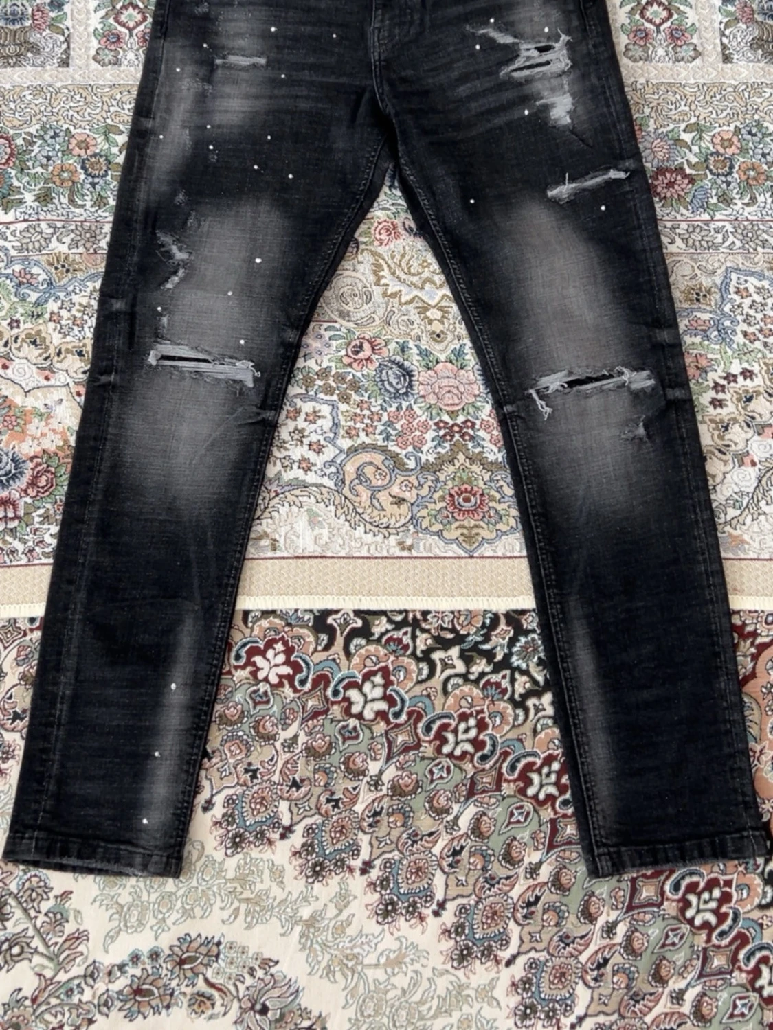 Svarta distressed jeans Supply & Demand