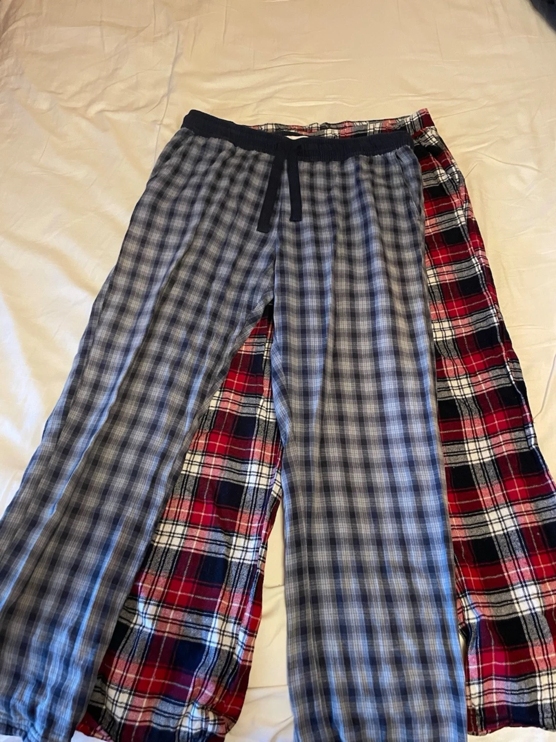 Två par rutiga pyjamasbyxor