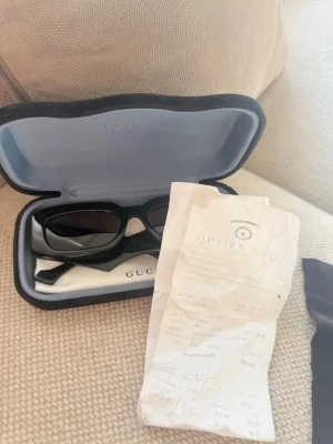 Svarta rektangulära unisex solglasögon Gucci - Svarta solglasögon från Gucci(äkta)fodral och kvitto medföljer. Repor lite överallt(syns under vissa ljus) men inget som påverkar användningen 
