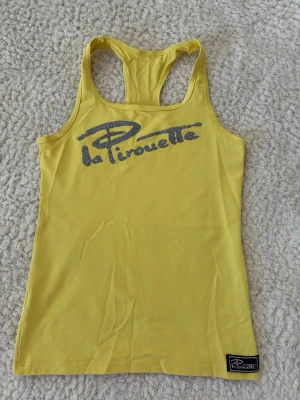 Gult träningslinne från La Pirouette - Säljer en Piruettis härliga gula vårsport/träningströja i storlek S. Bra skick.🤍