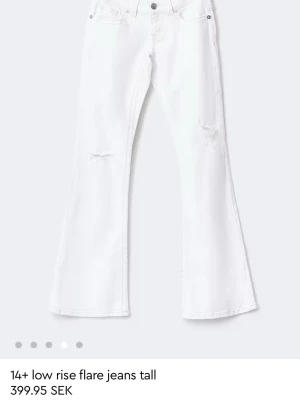 Vita flare jeans med låg midja - Snygga vita jeans med låg midja och utsvängda ben från Gina Tricot. Säljer dem för att jag tyvärr aldrig använder dem och dem är helt oanvända. Köpte dem för 400kr💗