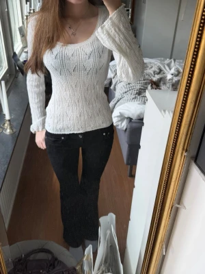 Stickad vit tröja från Lindex 💞 - Säljer en vit stickad tröja från Lindex, den är skön och luftig, armarna är långa är och utsvängda runt handleden. Halsringningen är ganska bred och rund💞