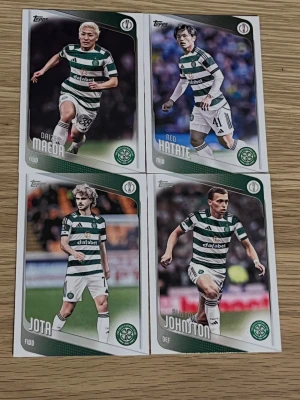 Celtic FC fotbollssamlarbilder - Fyra samlarbilder från Topps med spelare från Celtic FC: Daizen Maeda, Reo Hatate, Jota och Alistair Johnston. Bilderna har gröna och vita detaljer, klubbmärke och spelarinfo på baksidan. Perfekt för dig som gillar fotboll och samlarprylar.