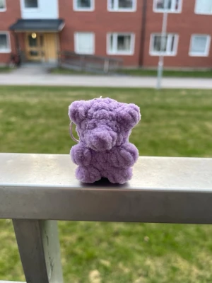 Virkad nyckelring gummibjörn - Virkad nyckelring gummibjörn, cirka 6cm hög☺️ Säljer även i fler färger💗