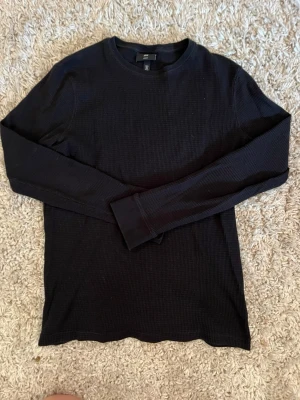 H&M tröja i slim fit  - H&M tröja i slim fit. snygg o skön tröja i bra skick. gjord i  91 % bomull