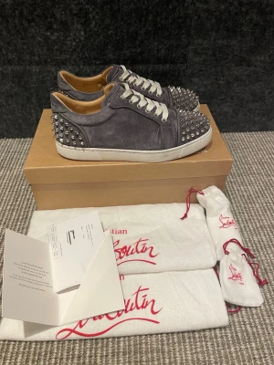 Christian Louboutin skor  - Hej, säljer nu dessa svin snygga Loubs skor. Skorna är i extremt bra skick!  Begränsat antal boxar och dustbag. Hör av dig vid frågor. 