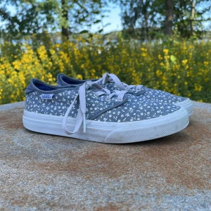 Vans skor - Säljer mina Vans skor som tyvärr har blivit för små. Pris kan diskuteras.💗