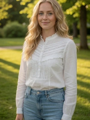 Vit luftig vintage romantisk  blus med broderier och volanger. Felfri. Bomull. Strlk XS-S. - Vit luftig vintage romantisk blus med broderier och volanger. Sval och jätteskön att ha på sig varmare dagar. Bomull. Strlk XS-S. Använd men ok vintage skick- se bilder. Modell använder liknande modell av blus.