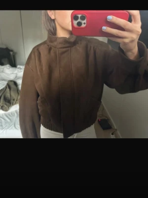 Brun jacka - Säljer en brun vår/höst jacka med dragkedja framtill. 