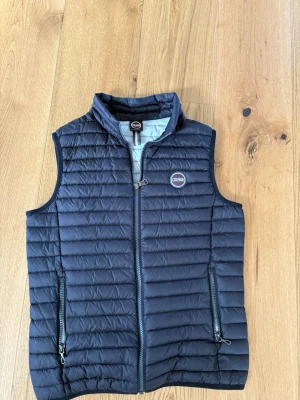 Colmar väst - Säljer denna colmar dun väst pågrund av att den är för liten, jag köpte den för ca 2300 och storleken är 166cm 14yrs som motsvarar xs❤️‍🔥👍