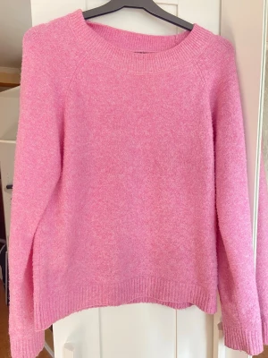 Rosa stickad tröja med rund hals - Mjuk och skön stickad tröja i jättefin ljusrosa färg med rund halsringning och ribbade muddar vid ärmslut och nederkant. Inte stickig🩷