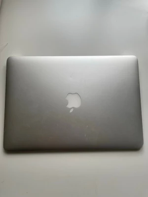 Apple MacBook Air 2017 - 13 tum. 2017. 8 GB. Laddare medföljer. Batteriets kapacitet är kraftigt minskat. Se alla bilder innan köp.