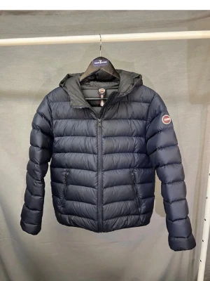 Colmar jacka 16y - Sljer nu denna sjukt snygga colmar jackan , size 16 y motsvarar xs! Skick 8/10 super fin bara lite gummi borta på loggan. Modellen är 170. Nypris 4000kr mitt pris endast 1299kr 📦 hör av dig vid minsta fundering 🤩