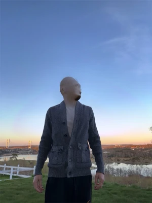 Grå stickad kofta med fickor - Säljer en grå stickad kofta från H&M. Den är i storlek S och passar längderna 172-178. Den är knappt använd och har inga skavanker