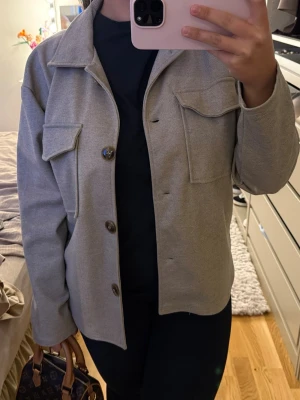 Super snygg vårjacka  - Säljer min beiga vårjacka! Jackan är endast andvänd få antal gånger och är i god skick. Pris går att diskuteras 😊