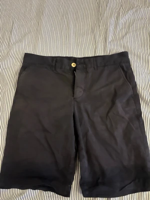 Mörkblåa Morris shorts  - Morris shorts I fint skick. Mörkblåa. Passar S och M 