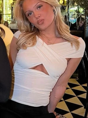 Gina topp - Vit snygg festtopp ifrån Gina, helt slutsåld och eftertraktad💕 bara använd vid ett tillfälle! 