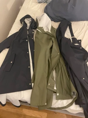 Regn jackor ( M-L ) blå/grön - Knappast andvända, köpte fel storlekar ett tag sen och rensar nu garderoben så passar på bli av med dem