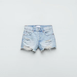Ljusblåa jeansshorts - Ljusblåa jeansshorts från Zara i storlek XXS. Säljer då de inte passar mig längre.                               Midjemått: 34 cm.                                                                        Fast pris!!