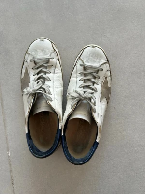Golden Goose - Ett par snygga golden goose sneakers, perfekta till sommaren. Skick 7/10, pga hälen. Mycket kvar att ge dock och sköna samt stilrena skor. Självklart äkta
