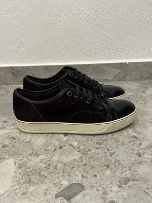 Vinröda Lanvin Cap Toe - Vinröda Lanvin Cap Toe || Storlek UK 7 (EU 41) || Skorna är i mycket bra skick (se bilder)  || Tveka inte på att höra av dig vid frågor eller funderingar 