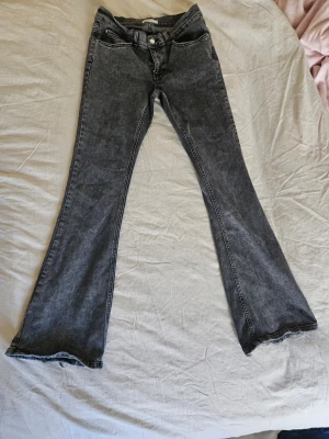 Gråa perfect jeans - Perfect jeans från Ginatricot använda max 5 gånger i bra skick