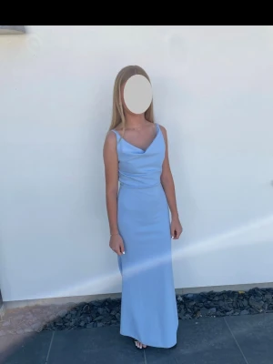 Ljusblå lång klänning  - Så snygg ljusblå långklänning! Endast använd en gång (på min bal) så i mycket fint skick. 