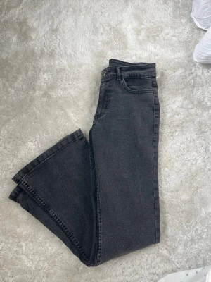 Svarta wide leg jeans från Bershka - Säljer ett par svarta wide leg jeans. Dom är tillverkade i bomull med lite elastan för extra stretch. Perfekta för en avslappnad och trendig look. Köpta secon hand men den förra säljaren sa att dom var från lager 157.