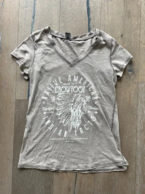 Beige v-ringad t-shirt från Stall - Perfekt basplagg till jeans🤌🏼☀️