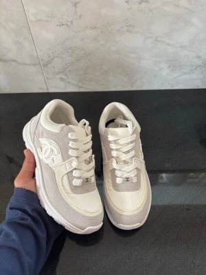 Skor - Ett par feta skor som passar extremt bra till sommaren. Storlek 35 passar 36. De är helt nya och ingår box och dustbag.