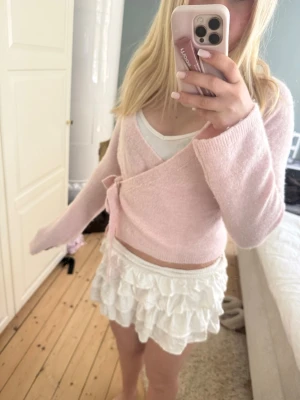 Stickad rosa tröja  - Jätte fin stickad rosa tröja. Perfekt till sommaren och våren. Säljer pga att jag inte tycker att den passar bra på mig