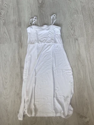Vit klänning från Gina Tricot - En enkel och stilren vit klänning från Gina Tricot med smala axelband💖Kolla in min profil för fler fina och trendiga plagg!