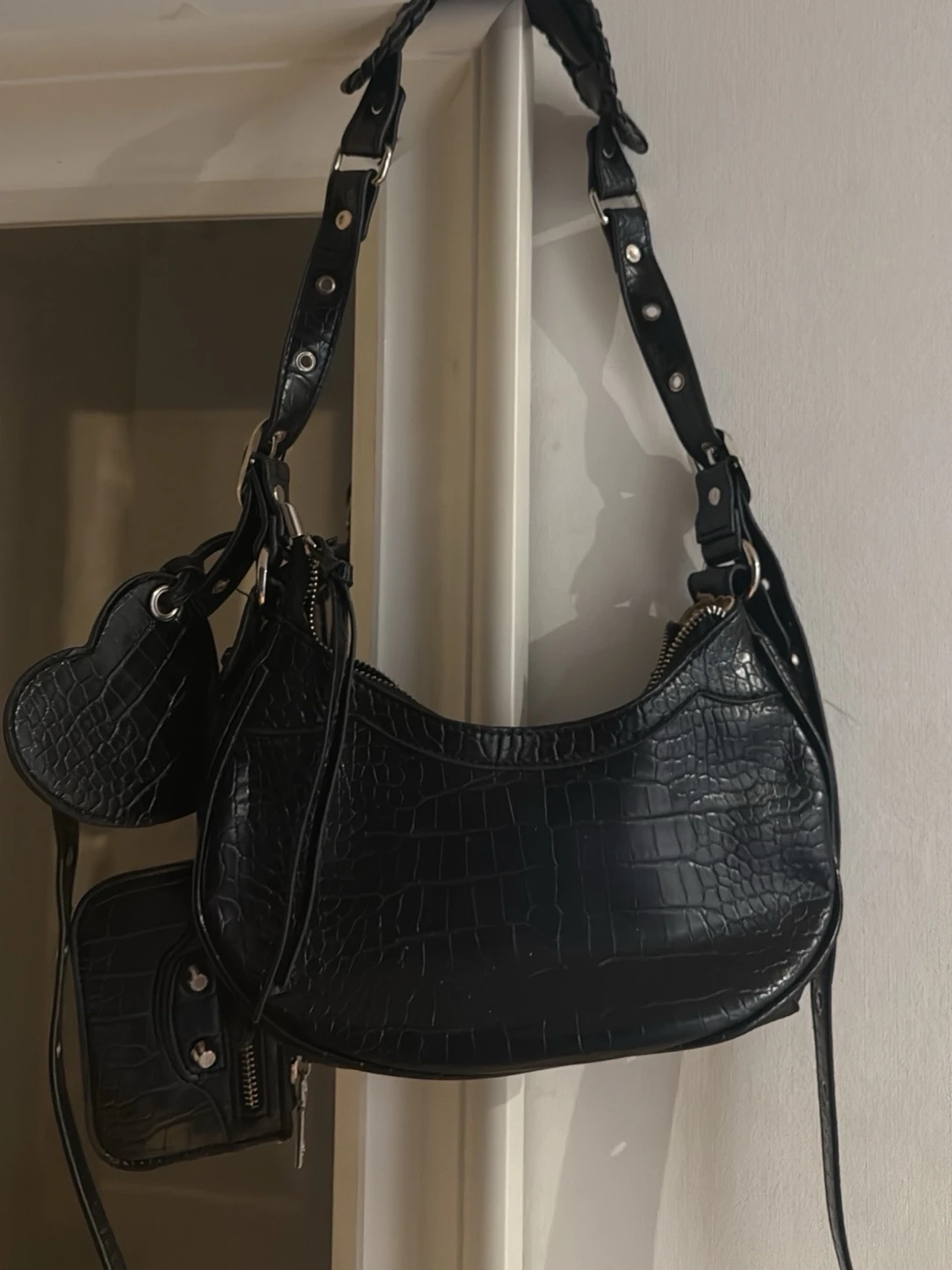 Svart axelväska med croco-mönster - 1