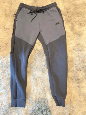 Nike Tech Fleece grå mjukisbyxor - Liten fläck i mitten därav priset 