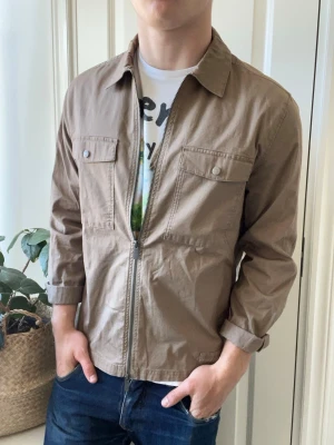 Visual clothing project - Visual clothing project full zip, Inga defekter! Modellen i bilderna är 180 cm 75 kg och bär Storlek S , Kom med frågor! 🌟 (Kan gå ned i pris vid köp av paket 😉) 