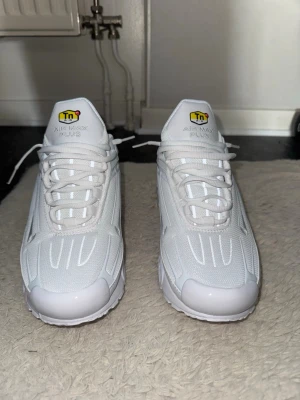 Nike Air Max Plus 3 vita sneakers - Säljer ett par fräscha Nike Air Max Plus i helvitt. Skorna har reflekterande detaljer. Priset kan diskuteras.