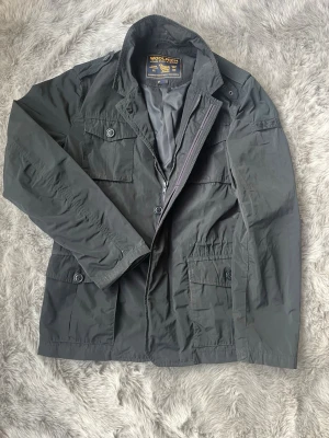 Woolrich Field Jacka - Säljer denna Woolrich Field Jacka i fint skick | Storlek S | Skick 9/10 | Nypris 5000kr | har ingen fordring så passar fint under lite varmare dagar också | Hör gärna av dig vid minsta fråga eller fundering 👍✅