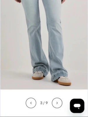 Ljusblå bootcut jeans från Nelly  - SKITSNYGGA jeans ifrån Nelly, aldrig använda, storlek 32
