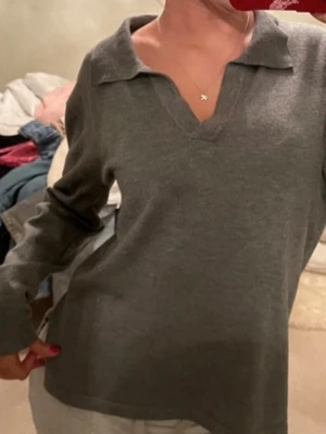 Tröja med v-ringning  - Grå tröja med v-ringning och krage, passar till allt 😍