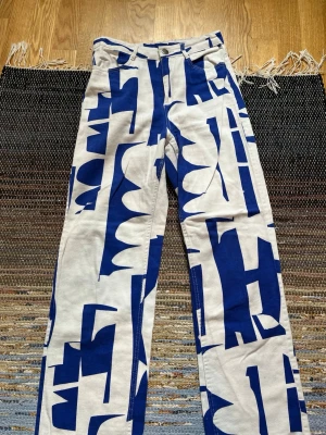 Monki jeans  - Jeans från Monki med ett väldigt coolt mönster. Modellen är högmidjad och byxbenen är vida. De är bara använda ett fåtal gånger och jag säljer för att de tyvärr är för små! När jag skulle fota byxorna så såg jag en jätteliten fläck (kan kanske gå att tvätta bort då jag inte har försökt än) Hör av dig om du undrar nåt 💙