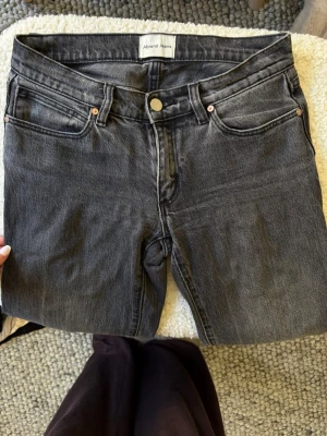 Svarta jeans från Abrand Jeans - Säljer ett par svarta jeans från Abrand Jeans med klassisk femficksmodell och raka ben. Jeansen har silverfärgad knapp och nitar samt bälteshällor. Materialet är kraftig denim i bomull. Perfekta för en avslappnad och trendig look. I storlek 25💕