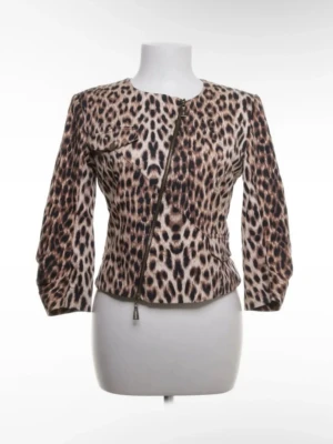 Y2K leopard jacka - Cool leopardmönstrad jacka med sned dragkedja framtill. Jackan har en ficka på bröstet och en på sidan, och är figursydd för en snygg siluett. 