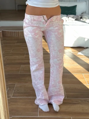 Lågmidjade byxor  - Storlek ”38” dock mer som en XXS. Rakt över midjemått: 34cm. Innebenslängd: 79cm. Skickas inom 24h. Se liknande plagg i min profil!