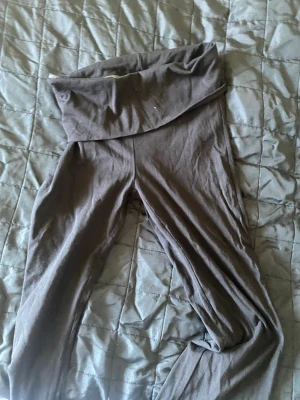 Yoga pants - Mysiga yoga pants med bred, vikbar midja. De är stretchiga och har en enkel, slimmad passform som sitter skönt mot kroppen. Perfekta att matcha med oversized tröjor eller hoodies. Materialet känns mjukt och följsamt.