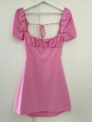 Rosa klänning med puffärm & snörning i ryggen - Klänning från Zara i strl L Dragkedja i sidan Lite ljusare rosa i verkligheten  Använd två gånger💕