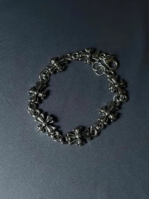 Rebel Chrome Cross Bracelet - Cirka 19 cm, kan korta ner eller förlänga vid önskemål. 
