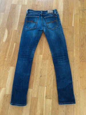 Nudie jeans - Säljer ett par feta Nudies som är i bra skick och modellen grim tim. Storlek W27 L32. Priset är inte ristat i sten